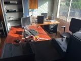 un bureau équipé d'un ordinateur et d'une imprimante