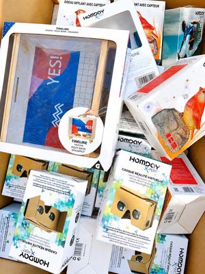 une boîte en carton remplie de boîtes en carton et une boîte en carton sur laquelle est posée une autre boîte en carton