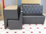 deux fauteuils en cuir noir et une table dans une pièce