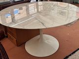 une table en marbre avec un plateau en verre dans un salon