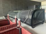 un micro-ondes posé sur un comptoir dans une cuisine