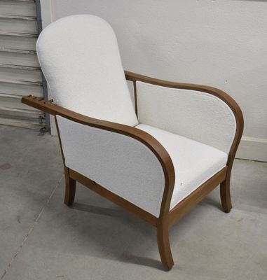 une chaise blanche avec une structure en bois dans une pièce