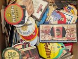 une boîte en carton remplie de bouteilles de bière de différentes sortes