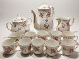 beaucoup de tasses et une théière sur la table