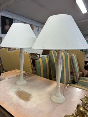 deux lampes posées sur une table dans une pièce