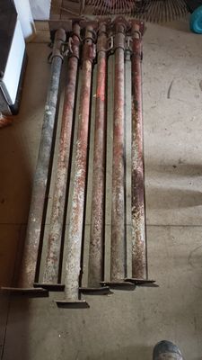 Lot de 6 étais de maçon LOT A RETIRER SUR RENDEZ-VOUS SUR LA…