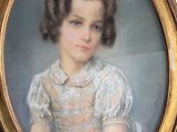 portrait d'une jeune fille en robe jaune, dans un cadre doré