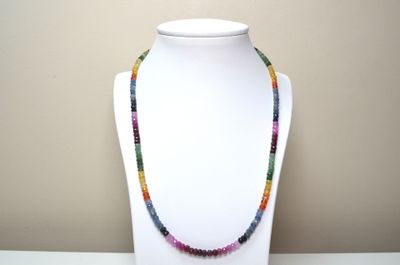 Un collier composé de + de 100 cts env de rubis, saphirs mul…