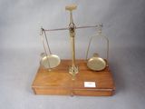 une balance posée sur un socle en bois