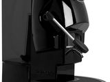 un gros plan d'une machine à café noire sur fond blanc