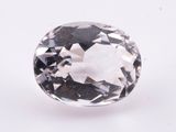 un diamant de taille ovale avec un centre blanc sur un fond blanc