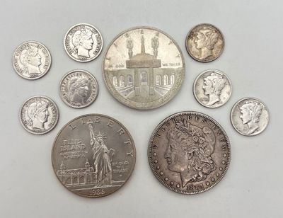 plusieurs pièces de monnaie sont disposées en cercle sur une surface blanche