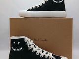 baskets montantes noires et blanches avec des lacets blancs et une boîte