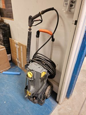 une image représentant une pièce dans laquelle se trouve un aspirateur