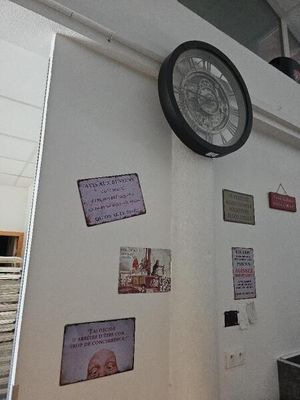 une horloge qui se trouve sur le mur d'un bâtiment