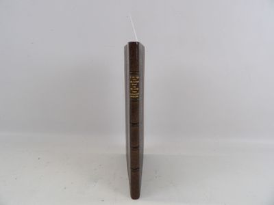 un gros plan d'un stylo posé sur une table, sur fond blanc