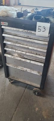 une boîte à outils en métal qui se trouve dans le garage