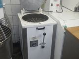 une petite cuisine équipée d'une cuisinière et d'un mixeur