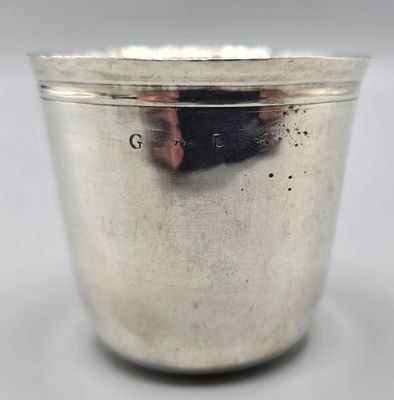 une coupe en argent posée sur une table