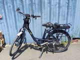un vélo garé près d'un mur bleu