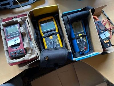 deux boîtes de multimètres posées sur une table