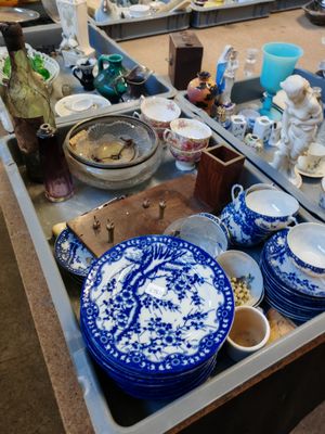 de nombreuses assiettes et bols posés sur une table dans la cuisine