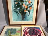 trois photos encadrées représentant des fleurs dans un vase et un vase rempli d'oranges