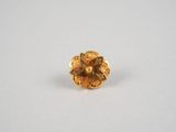 gros plan d'une bague en or sur une surface blanche