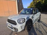 une photo d'une Mini Countryman blanche garée sur un parking
