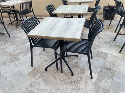 de nombreuses tables et chaises installées à l'extérieur, sur la terrasse
