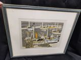 tableau représentant des bateaux dans un port, avec une personne tenant un tableau encadré