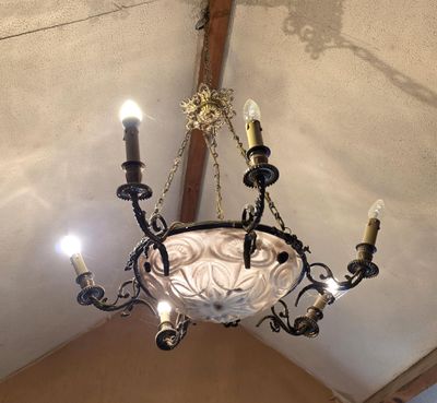 un lustre suspendu au plafond d'une pièce