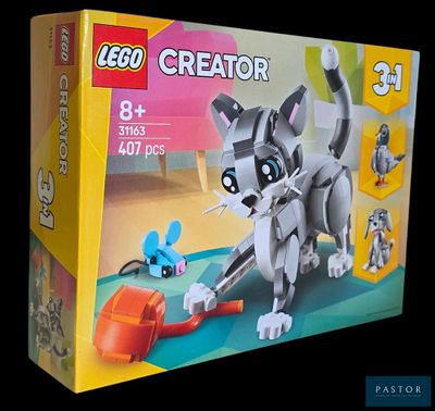 une boîte de Lego Creators avec un chat dessus