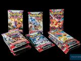 trois paquets de cartes à collectionner Pokémon empilés les uns sur les autres