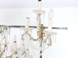 un lustre auquel sont suspendues de nombreuses bougies