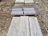 beaucoup de vieux matelas posés par terre