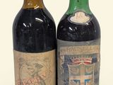 deux bouteilles de vin posées l'une à côté de l'autre sur une table