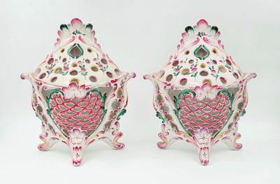 une paire de vases roses et verts ornés de motifs floraux