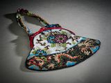 une image représentant un petit sac à main orné d'un motif floral