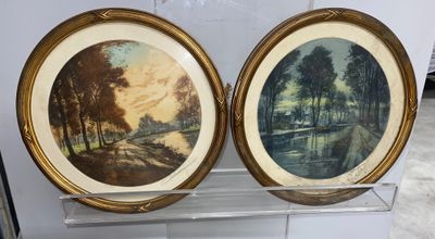 deux tableaux encadrés représentant des arbres et une rivière dans un cadre doré