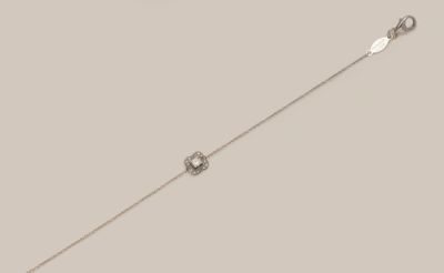 une image représentant un bracelet en argent orné d'un motif floral