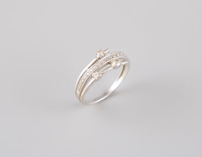 une bague en or blanc avec des diamants sur fond blanc