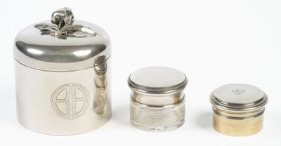 un récipient en argent muni d'un couvercle en argent, un récipient en argent muni d'un couvercle en argent, un récipient en argent muni d'un couvercle en argent et un récipient en argent muni d'un couvercle en argent