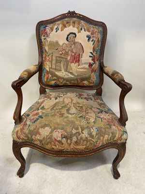 une chaise dont le dossier est recouvert d'une tapisserie