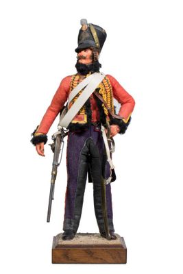 figurine représentant un soldat en uniforme, muni d'une épée et d'un chapeau
