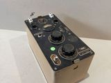 une vieille radio analogique posée sur une table blanche