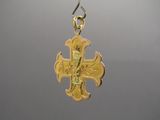 pendentif en forme de croix plaqué or, avec une croix au recto et une croix au verso
