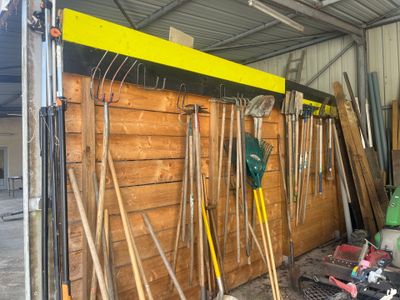 un grand nombre d'outils accrochés au mur