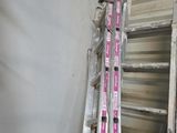 une échelle appuyée contre un mur