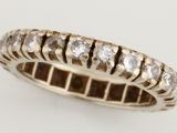 gros plan d'une bague en diamant sur une surface blanche